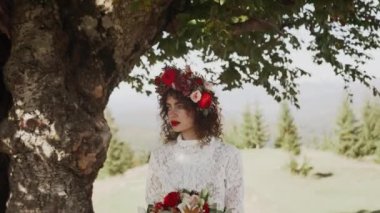 Otantik düğün çifti sonbaharda gün batımında dağlarda yürüyor. Düğün konsepti dağlarda. Sinema sahnesi 4K.
