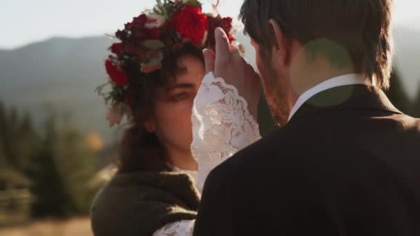 Authentique Couple Mariage Marchant Travers Les Montagnes Automne Coucher Soleil — Video