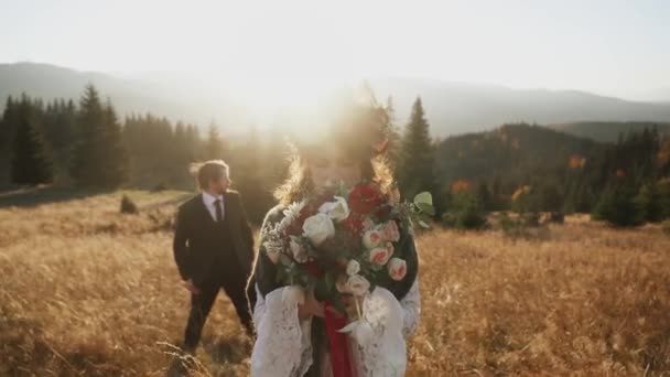 Casal Casamento Autêntico Andando Pelas Montanhas Outono Pôr Sol Conceito — Vídeo de Stock