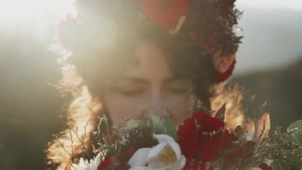 일몰에 가을에 결혼식 산에서 결혼식 프레임 — 비디오
