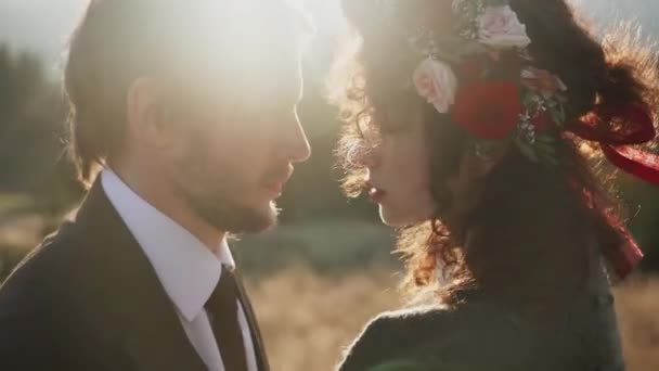 Автентична Весільна Пара Йде Горах Восени Заході Сонця Концепція Весілля — стокове відео