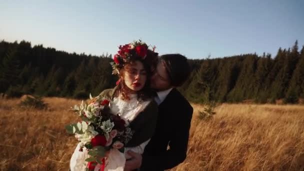 真の結婚式カップルは 秋の日没で山を歩いています 山での結婚式の概念 数学フレーム4K — ストック動画