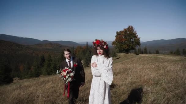 Autentyczna Para Weselna Spacerująca Jesienią Górach Zachodzie Słońca Koncepcja Ślubna — Wideo stockowe