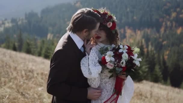 真の結婚式カップルは 秋の日没で山を歩いています 山での結婚式の概念 数学フレーム4K — ストック動画