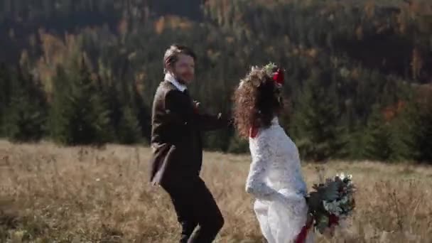 Authentique Couple Mariage Marchant Travers Les Montagnes Automne Coucher Soleil — Video