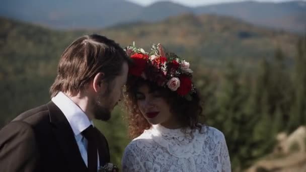 Otantik Düğün Çifti Sonbaharda Gün Batımında Dağlarda Yürüyor Düğün Konsepti — Stok video