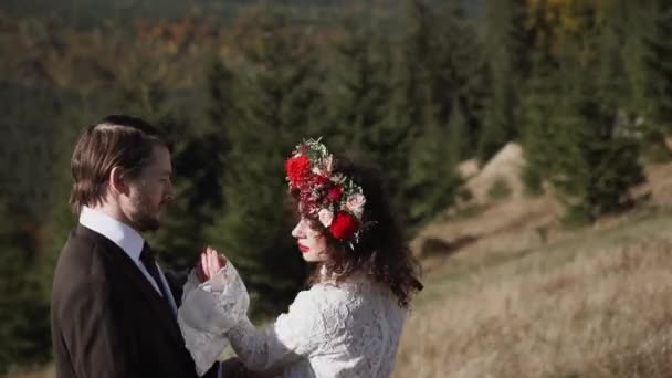 Αυθεντικό Γαμήλιο Ζευγάρι Που Περπατά Στα Βουνά Φθινόπωρο Στο Ηλιοβασίλεμα — Αρχείο Βίντεο