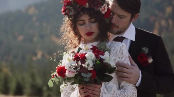 일몰에 가을에 결혼식 산에서 결혼식 프레임 — 비디오