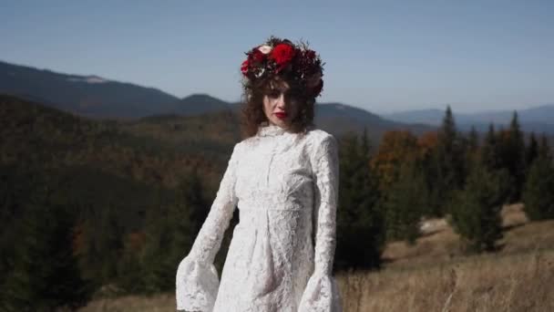 Pasangan Pernikahan Otentik Berjalan Melalui Pegunungan Musim Gugur Sunset Wedding — Stok Video