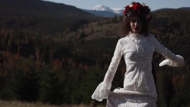 真正的新婚夫妇在秋天的日落时分走过高山 在山上举行婚礼的概念 电影框架4K — 图库视频影像