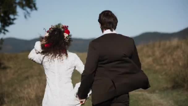 Authentiek Bruidspaar Wandelend Door Bergen Herfst Bij Zonsondergang Bruiloftsconcept Bergen — Stockvideo