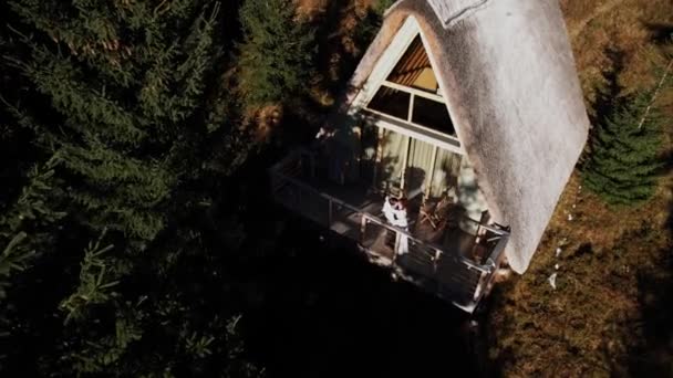 Zakochana Para Pozuje Tarasie Atmosferycznego Skandynawskiego Domu Górach Koncepcja Ślubu — Wideo stockowe