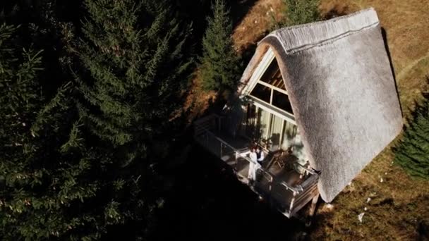 Casal Apaixonado Posa Terraço Uma Casa Escandinava Atmosférica Nas Montanhas — Vídeo de Stock