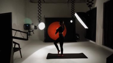 Atletik kadın fotoğraf stüdyosunda yoga yapıyor. Yoga ve meditasyon konsepti. 4k