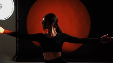 Atletik kadın fotoğraf stüdyosunda yoga yapıyor. Yoga ve meditasyon konsepti. 4k