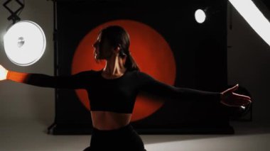 Atletik kadın fotoğraf stüdyosunda yoga yapıyor. Yoga ve meditasyon konsepti. 4k