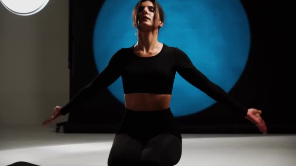 Atletik Kadın Fotoğraf Stüdyosunda Yoga Yapıyor Yoga Meditasyon Konsepti — Stok video