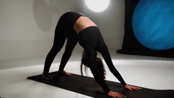 在摄影棚做瑜伽的女运动员 瑜伽和冥想的概念 — 图库视频影像