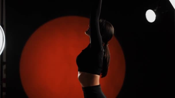 Mujer Atlética Haciendo Yoga Estudio Fotográfico Concepto Yoga Meditación — Vídeo de stock