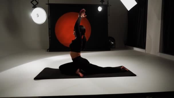 写真スタジオでヨガをしているスポーツ女性 ヨガと瞑想のコンセプト 4Kについて — ストック動画