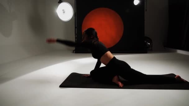 Atletik Kadın Fotoğraf Stüdyosunda Yoga Yapıyor Yoga Meditasyon Konsepti — Stok video