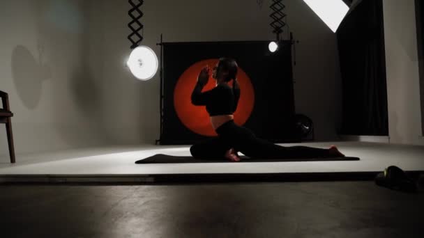 Mujer Atlética Haciendo Yoga Estudio Fotográfico Concepto Yoga Meditación — Vídeos de Stock