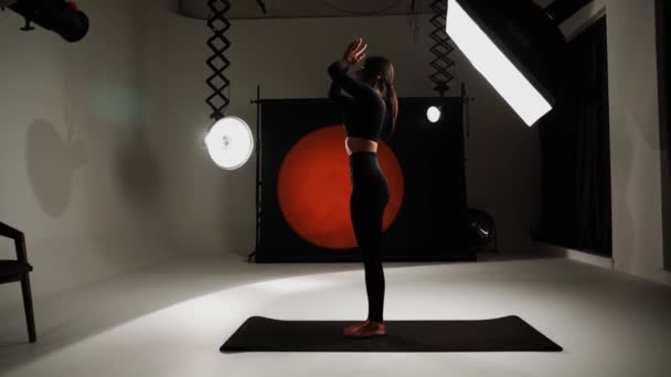 Sportliche Frau Beim Yoga Einem Fotostudio Yoga Und Meditationskonzept — Stockvideo