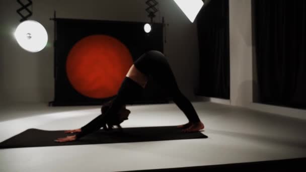 Een Atletische Vrouw Die Yoga Doet Een Fotostudio Yoga Meditatie — Stockvideo