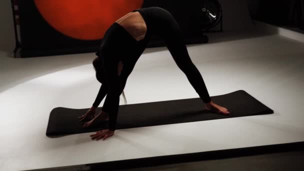 在摄影棚做瑜伽的女运动员 瑜伽和冥想的概念 — 图库视频影像