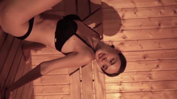 Hombre Mujer Relajarse Cómodamente Sauna Disfrutar Del Spa Spa Concepto — Vídeo de stock