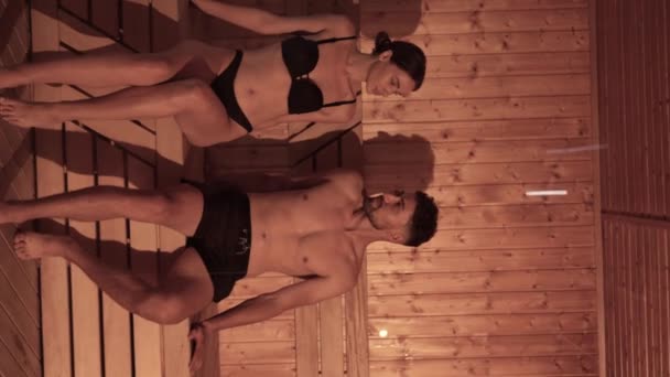 Muži Ženy Pohodlně Uvolní Sauně Užijí Lázně Lázeňský Relaxační Koncept — Stock video