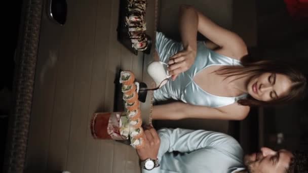 Cuplu Îndrăgostit Mănâncă Sushi Terasa Unui Restaurant Conceptul Sushi Videoclipuri — Videoclip de stoc
