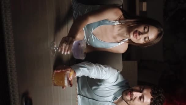 Una Coppia Innamorata Beve Cocktail Scatta Una Foto Sulla Terrazza — Video Stock