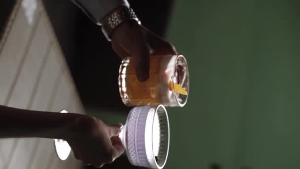 Ein Verliebtes Paar Trinkt Cocktails Und Macht Bei Sonnenuntergang Ein — Stockvideo