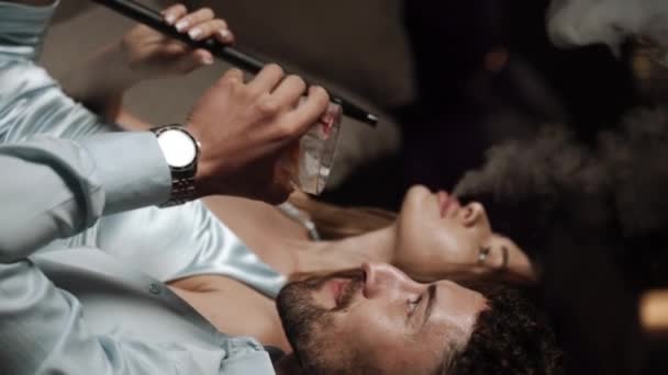 Birbirine Aşık Bir Çift Bir Restoranın Terasında Nargile Içiyor Nargile — Stok video