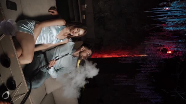 Zamilovaný Pár Kouří Terase Restaurace Housku Koncepce Kouření Hookah Svislé — Stock video