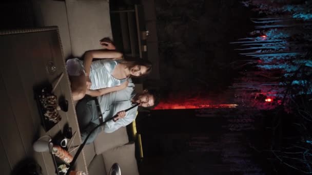 Ein Verliebtes Paar Raucht Auf Der Terrasse Eines Restaurants Eine — Stockvideo