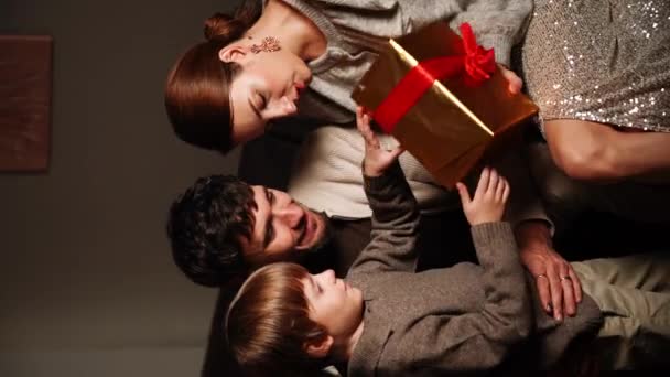 快乐的家庭父亲 母亲和儿子装饰着圣诞树 享受着欢乐 舞蹈和打开礼物 圣诞节和除夕的概念 垂直录像 — 图库视频影像