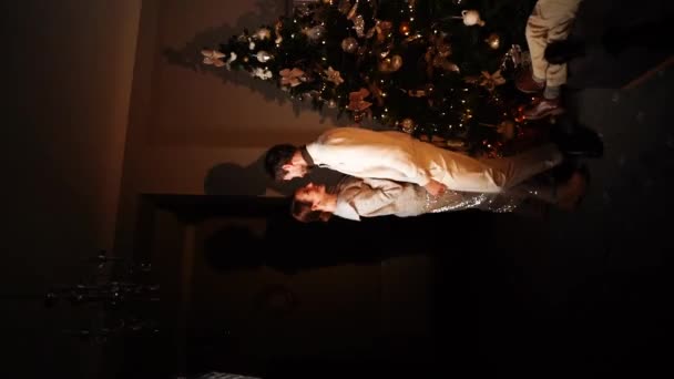 Счастливые Отец Мать Сын Украшают Новогоднюю Елку Веселятся Танцуют Распаковывают — стоковое видео