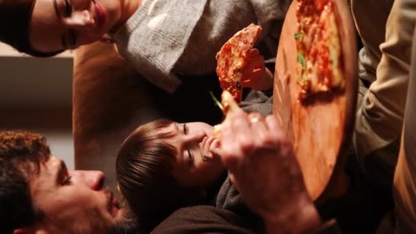 Szczęśliwa Rodzina Świętować Boże Narodzenie Oglądać Filmy Jeść Popcorn Pizzę — Wideo stockowe