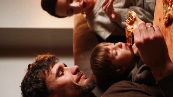 Szczęśliwa Rodzina Świętować Boże Narodzenie Oglądać Filmy Jeść Popcorn Pizzę — Wideo stockowe