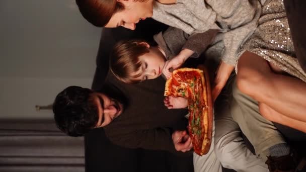 Šťastná Rodina Slaví Vánoce Sledují Filmy Jedí Popcorn Pizzu Blízkosti — Stock video