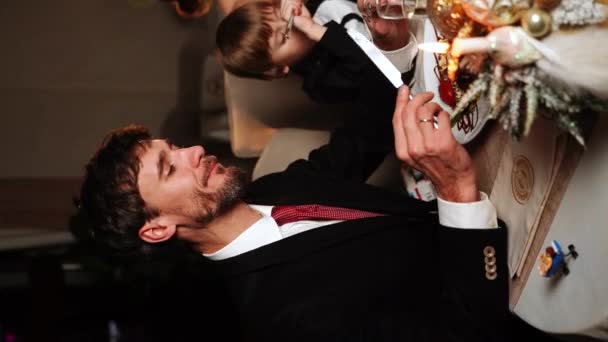 God Jul Lycklig Familj Äter Middag Hemma Firande Semester Och — Stockvideo