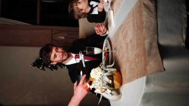 Καλά Χριστούγεννα Ευτυχισμένη Οικογένεια Τρώει Στο Σπίτι Γιορτή Διακοπές Και — Αρχείο Βίντεο