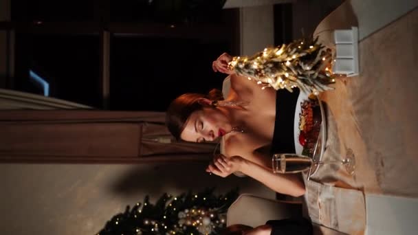 Boldog Karácsonyt Boldog Család Otthon Vacsorázik Ünnepi Nyaralás Együttlét Mellett — Stock videók