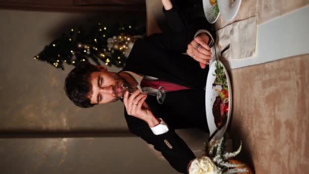 Vrolijk Kerstfeest Gelukkig Gezin Dineert Thuis Feestdag Samenzijn Buurt Van — Stockvideo