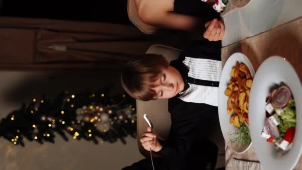 Mutlu Noeller Mutlu Aile Evde Yemek Yiyor Noel Tatili Ağacın — Stok video