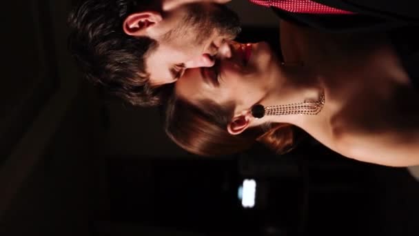 Birbirine Aşık Bir Çift Noel Gecesi Bir Restoranda Dans Eder — Stok video