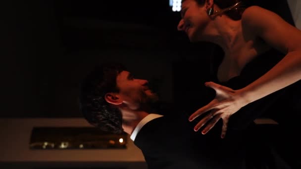一对恋爱中的夫妇在圣诞之夜在餐馆里跳着一支慢舞 圣诞节的概念 垂直视频 — 图库视频影像