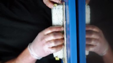 Suşi adam suşi hazırlıyor. Ellerinizi yakın tutun. Suşi ve ekmek hazırlama kavramı. Dikey video
